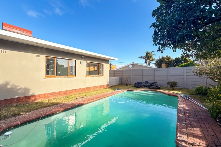 5 Bedroom Property for Sale in Monte Vista Western Cape